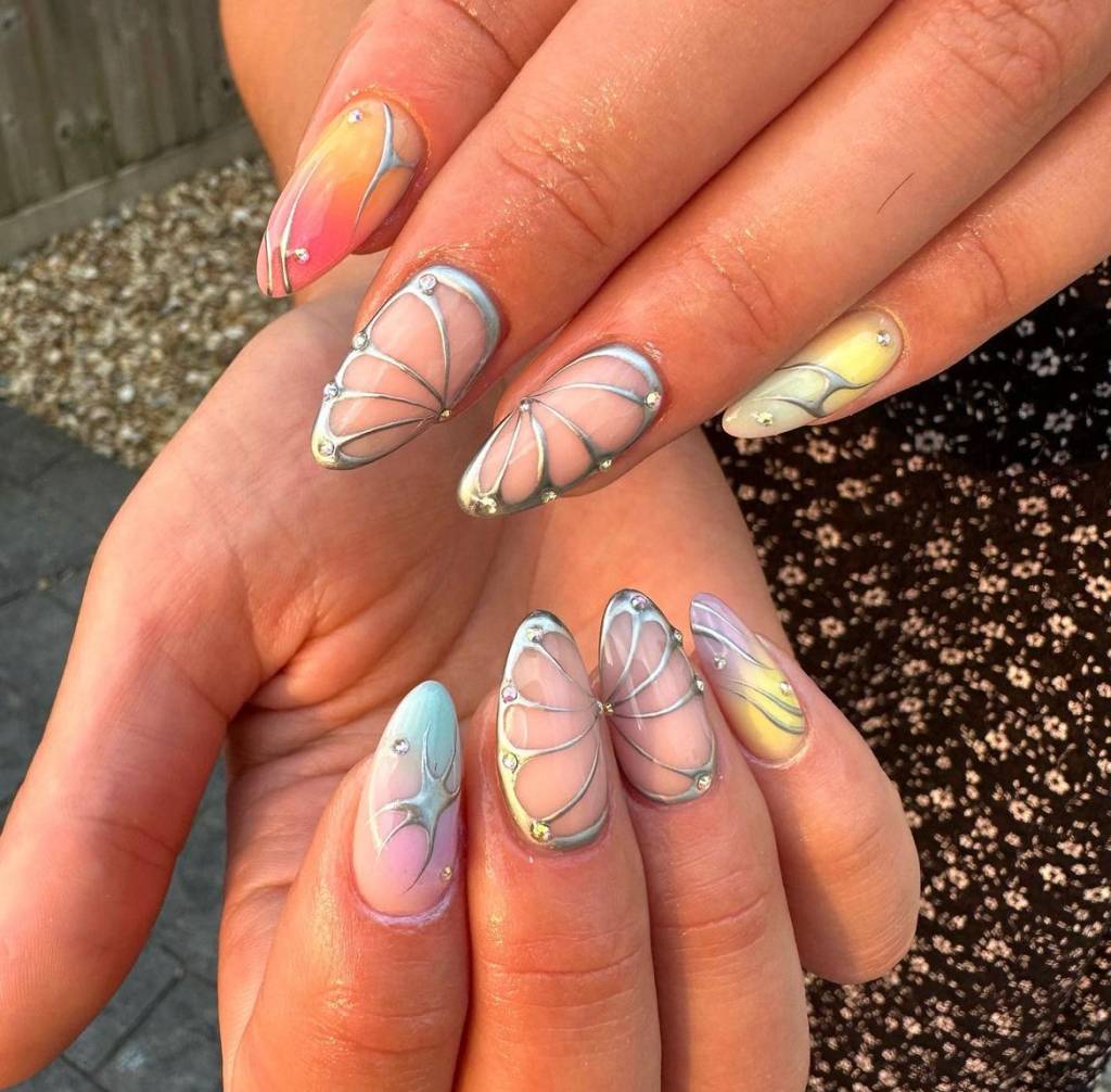 unhas borboleta e glitter francesinha