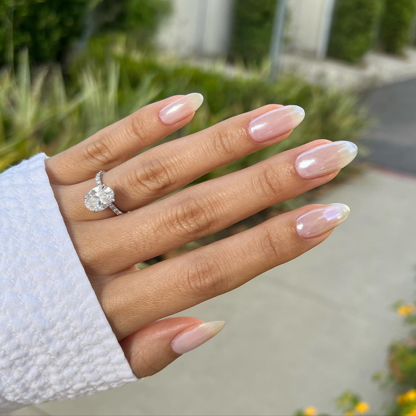 unhas com glitter e borboleta preta