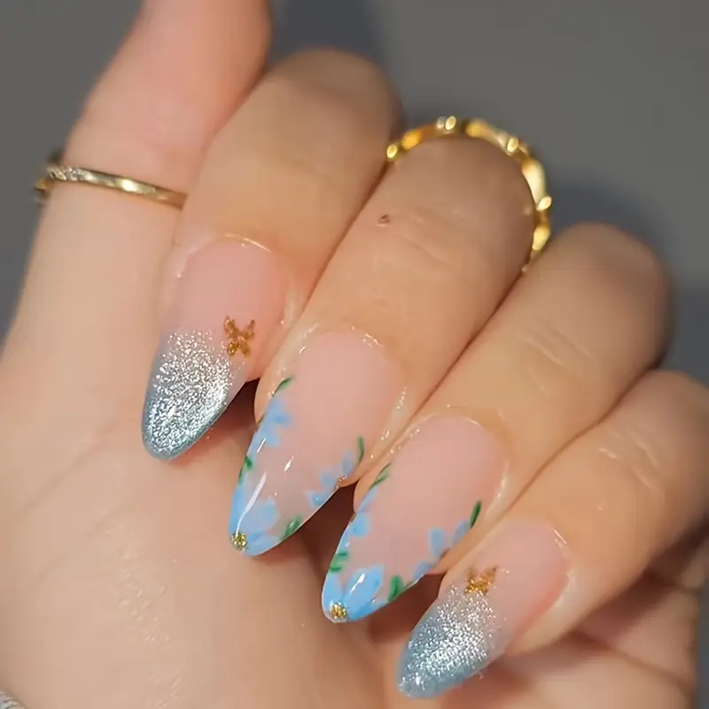unhas com glitter e borboleta colorida