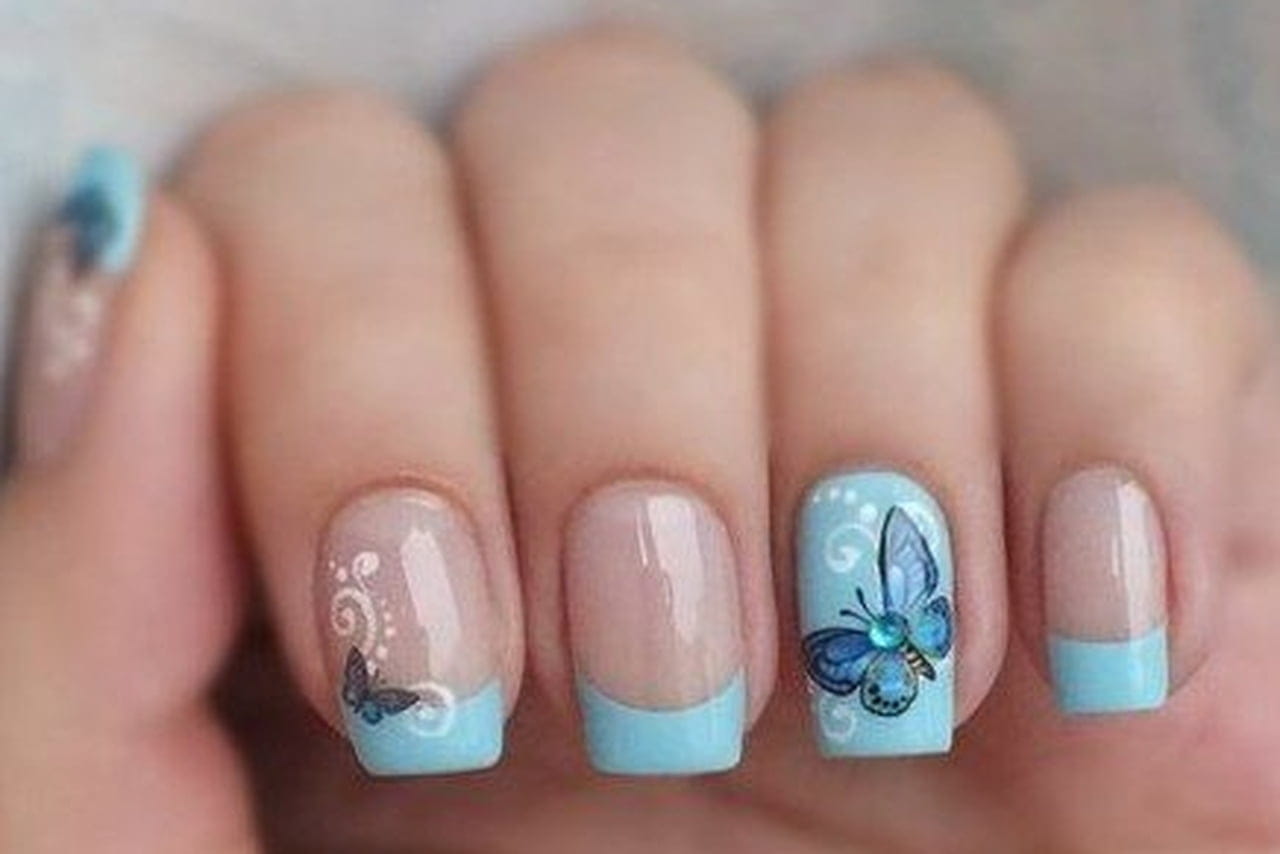 unhas com glitter e borboleta preta