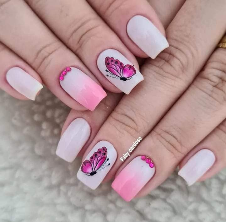 unhas azuis com borboleta e glitter