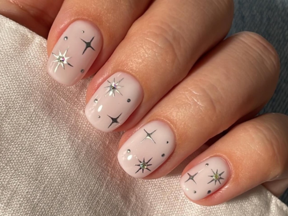 ideias de unhas com brilho para festas