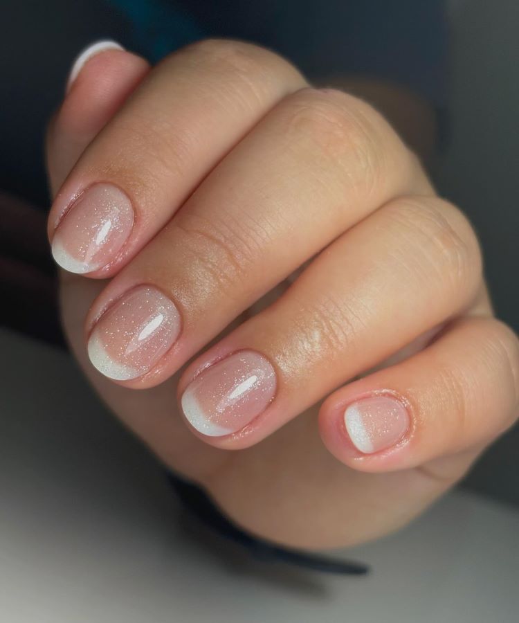 unhas curtas simples e delicadas com francesinha