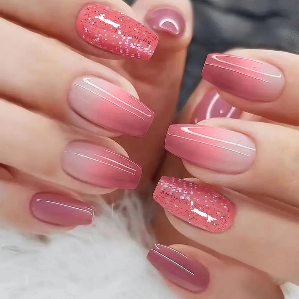 Unhas de gel com brilho discreto