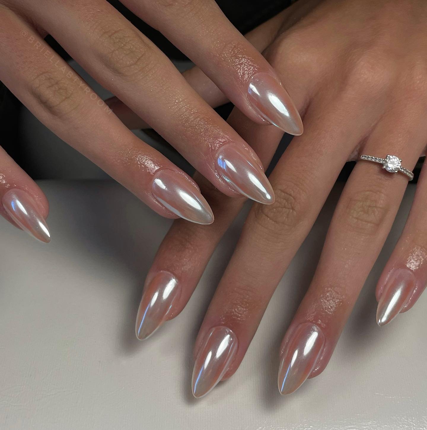 Unhas de gel curtas delicadas