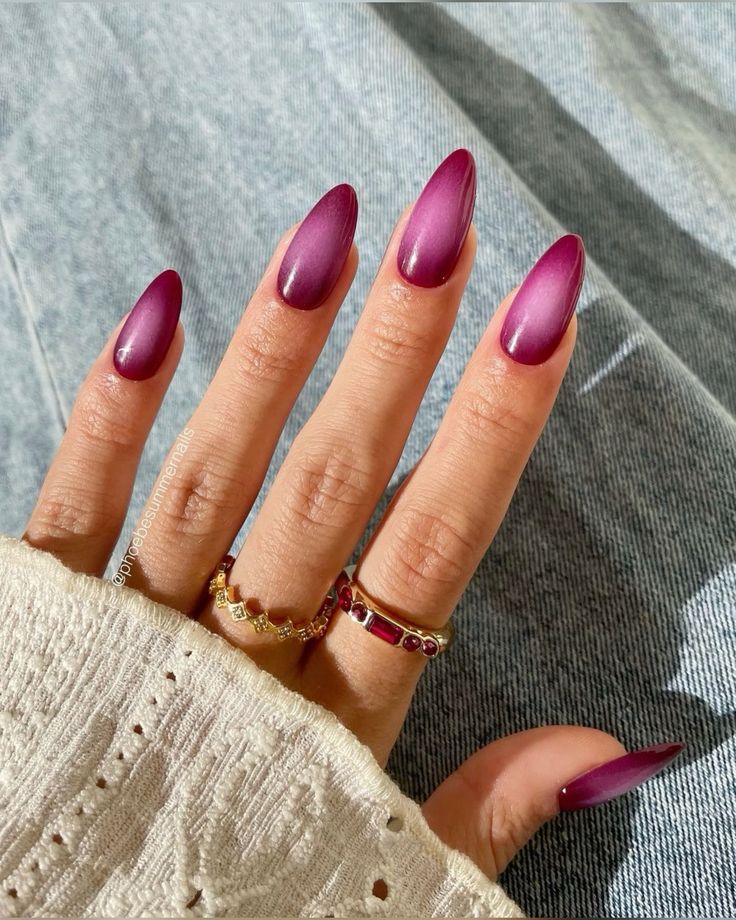 Unhas de gel com folha de ouro (gold foil)