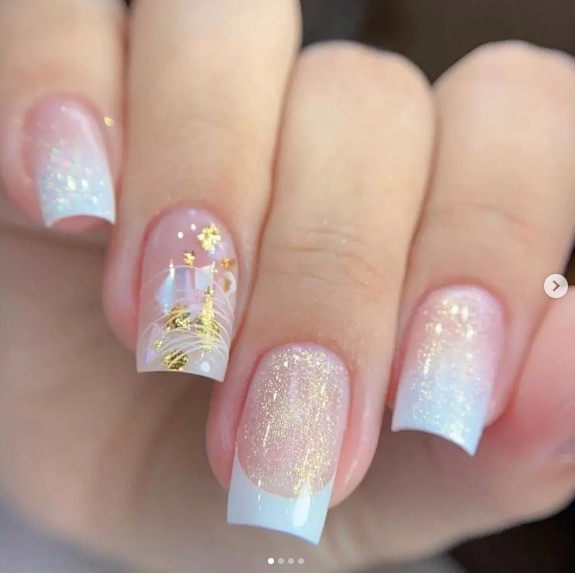 Unhas de gel com folha de ouro (gold foil)