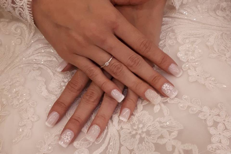 unhas de noiva delicada