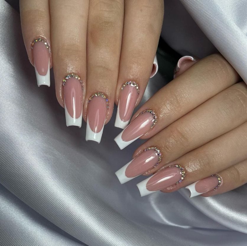 unhas de noiva delicada