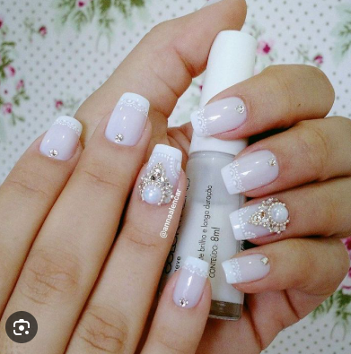 unhas de noiva delicada
