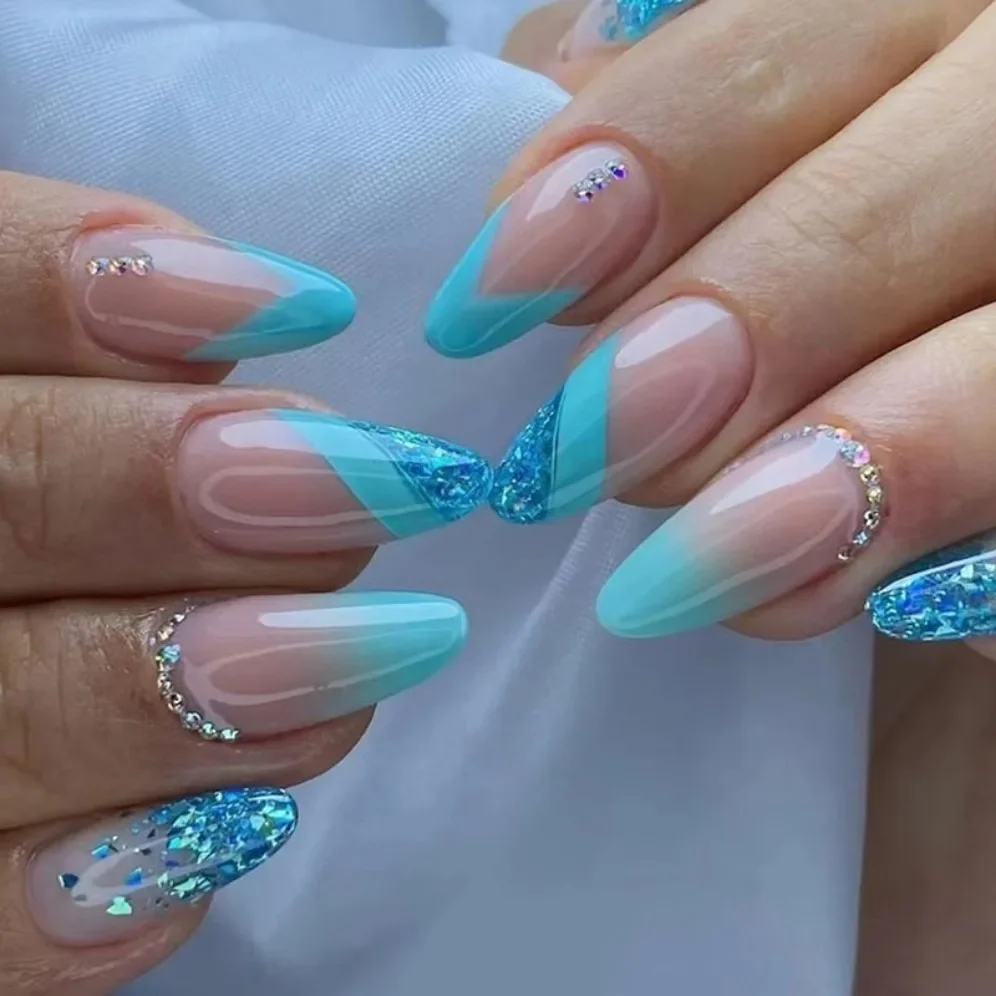 unhas decoradas azul bebê com flores pequenas