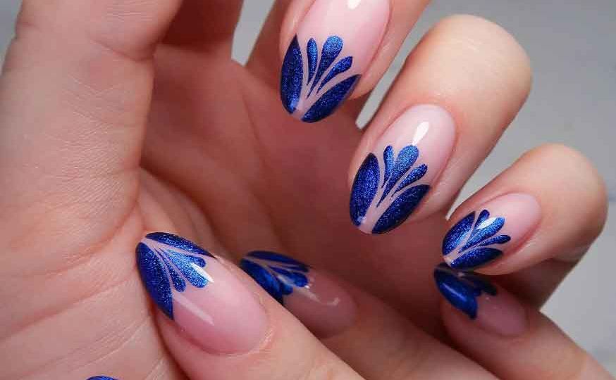 unhas decoradas azul bebê com flores pequenas