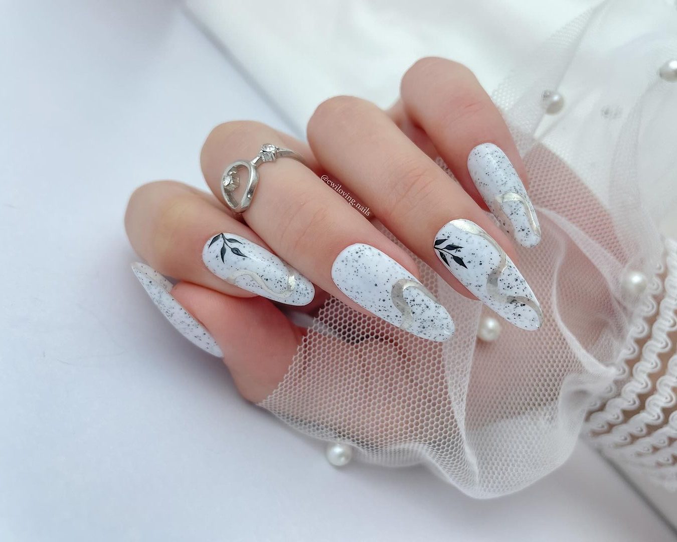 erros comuns ao fazer unhas brancas em casa