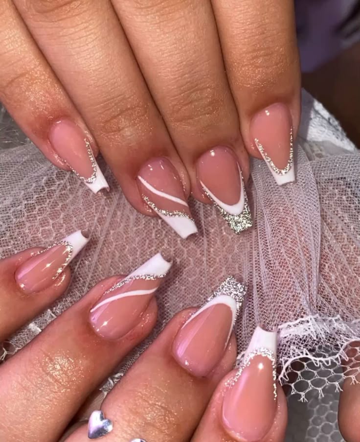 unhas decoradas branco e prata