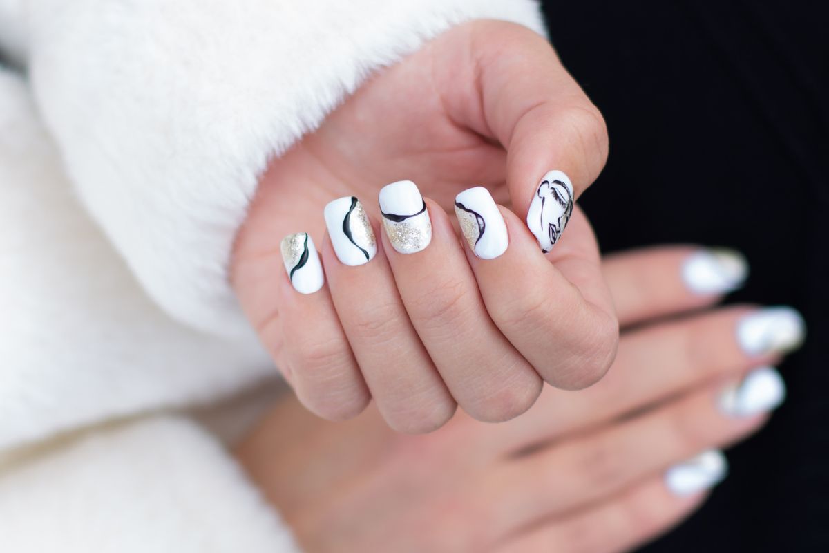 unhas decoradas branco e azul