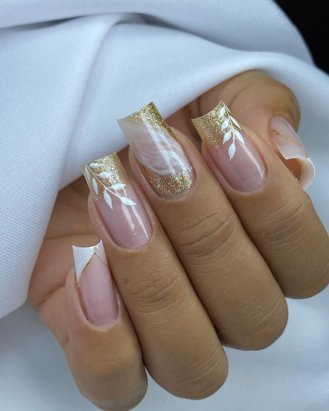 unhas decoradas branco e rosa