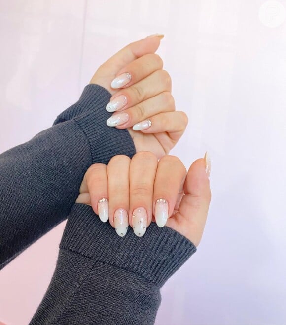 unhas decoradas branco e verde