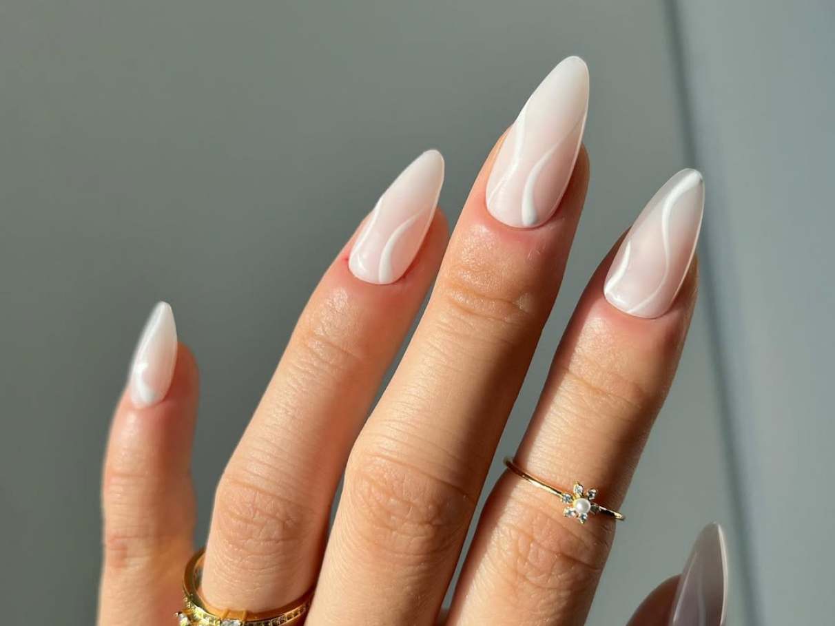 unhas decoradas branco com glitter