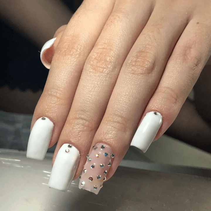 unhas decoradas branco com corações