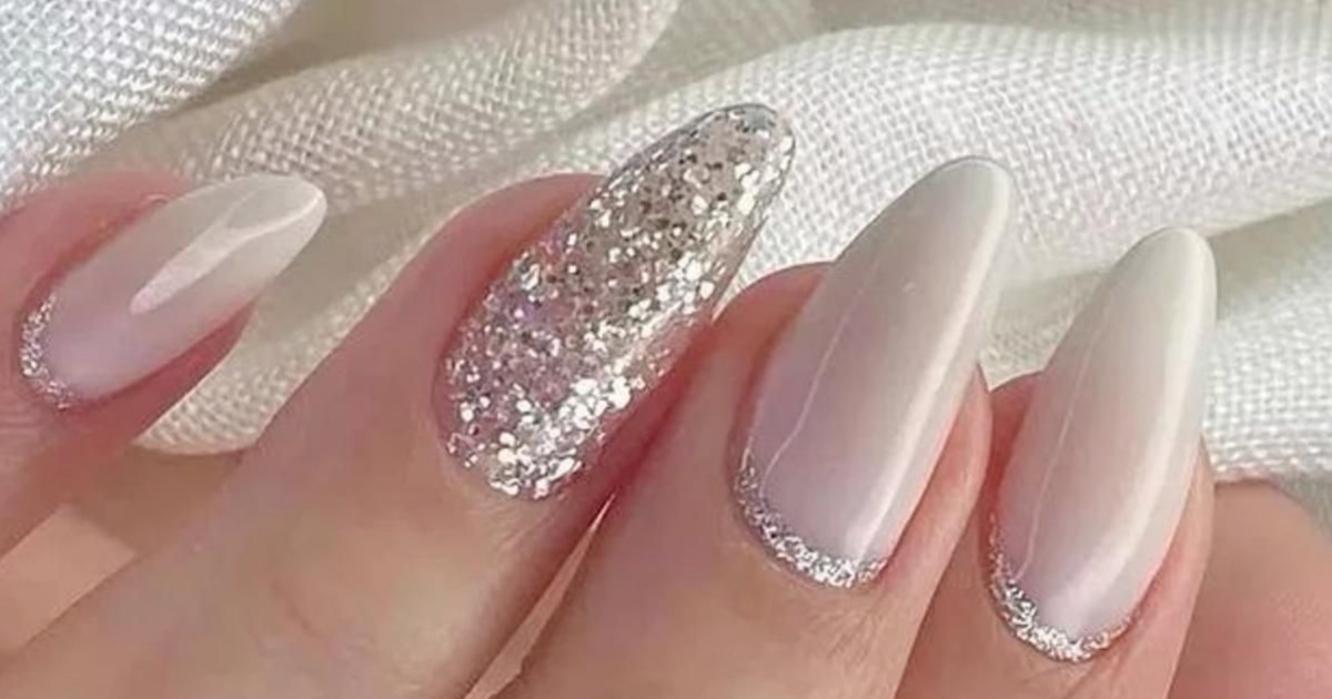 unhas decoradas branco delicadas