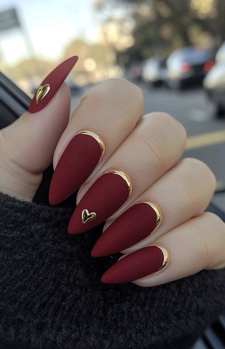 unhas vermelhas curtas decoradas