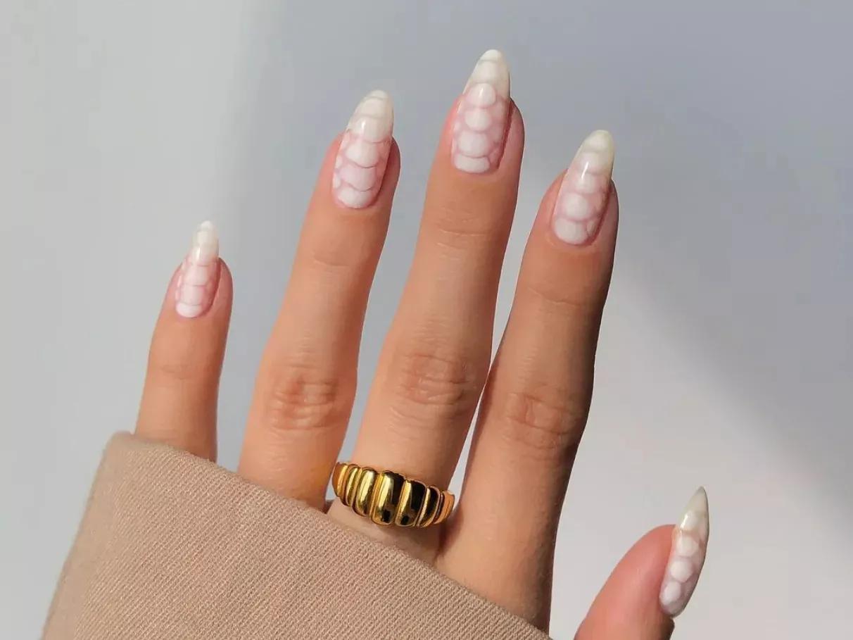unhas brancas baby boomer