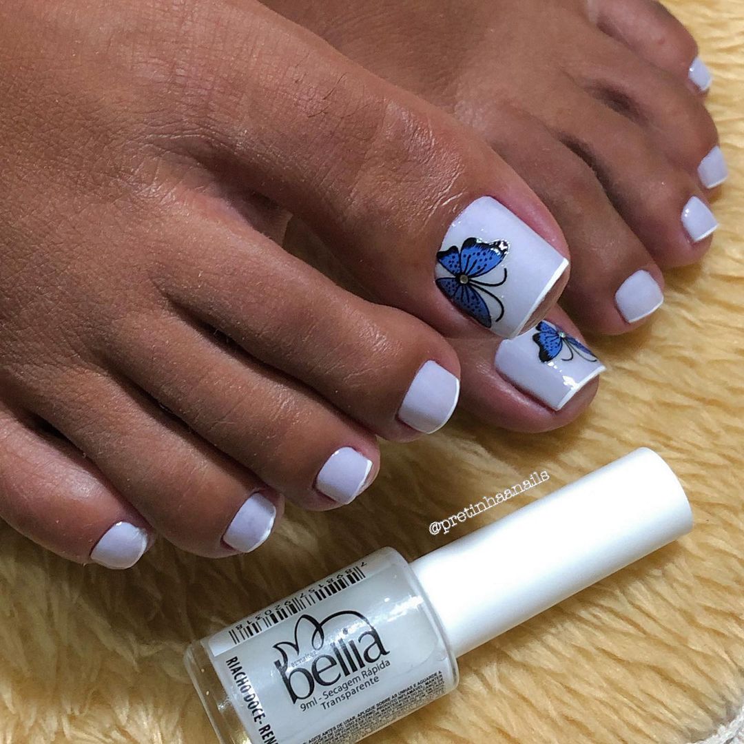 Unhas Discretas e Elegantes para os Pés: Nude e Off-White em Destaque