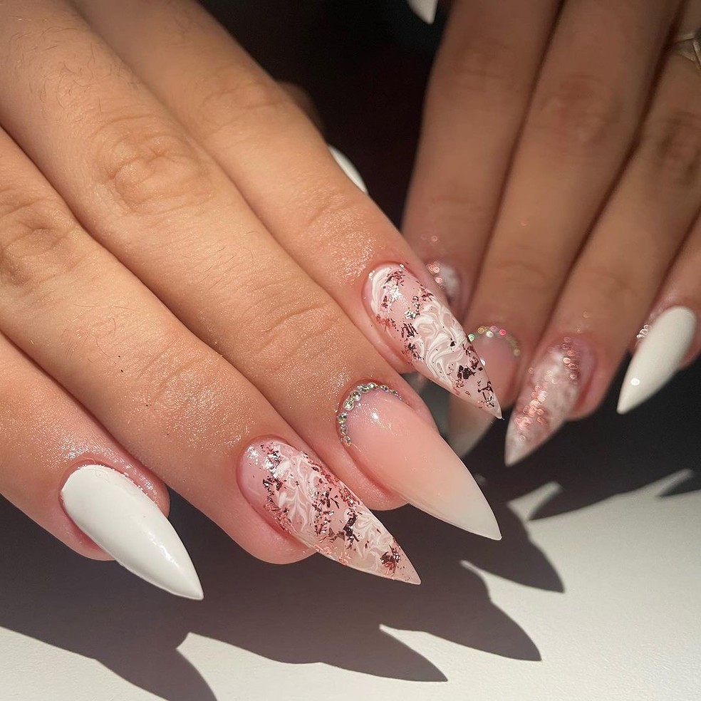 unhas stiletto francesinha