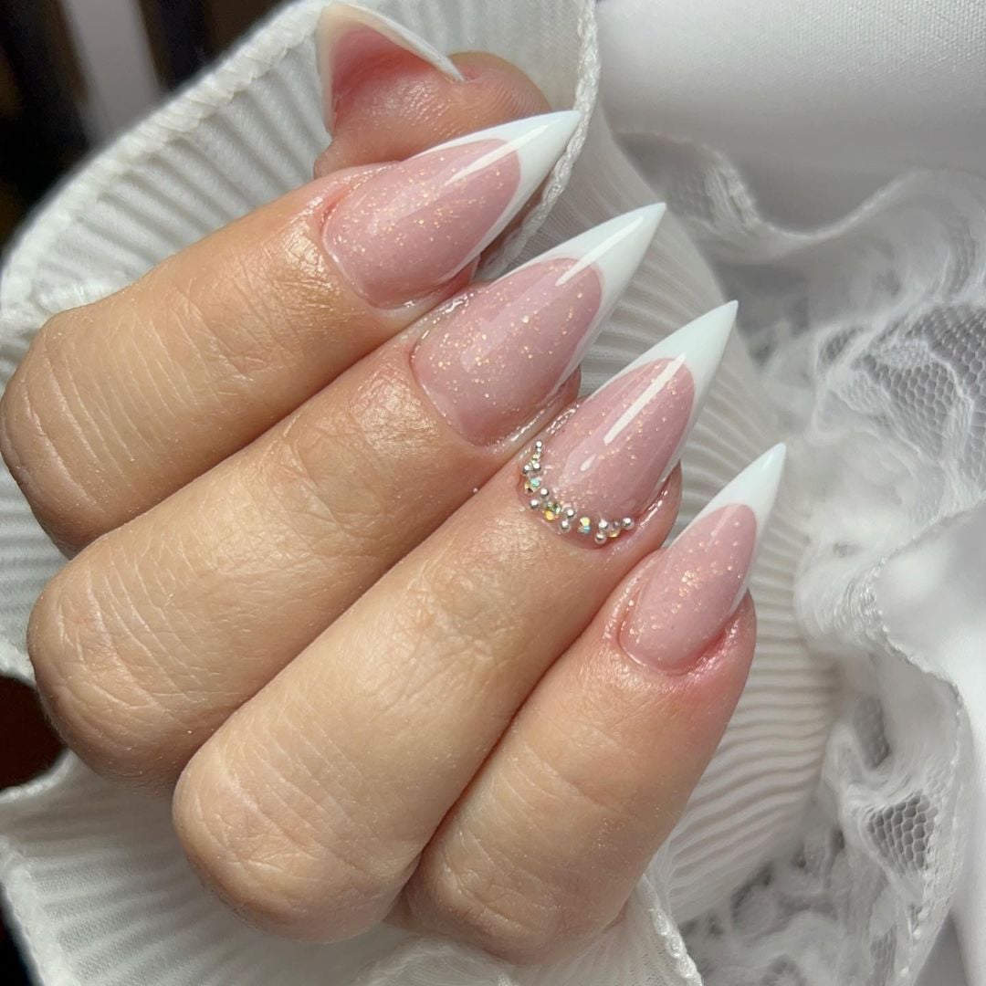 unhas stiletto com glitter