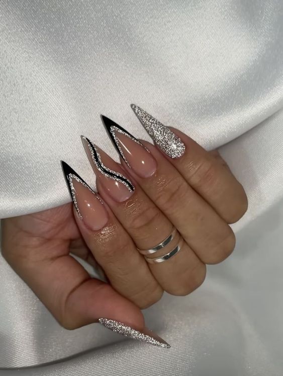 unhas stiletto curtas