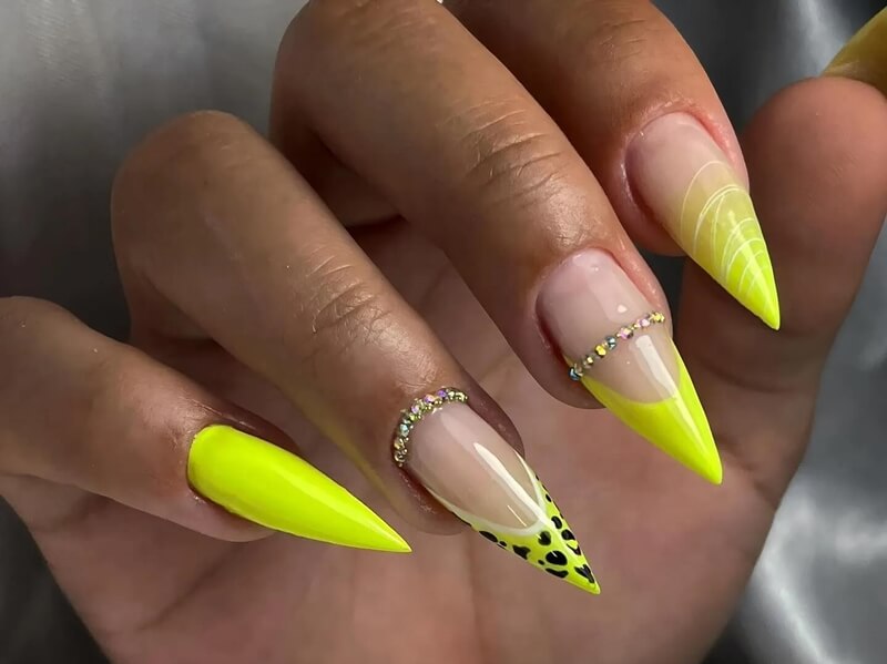unhas stiletto com glitter