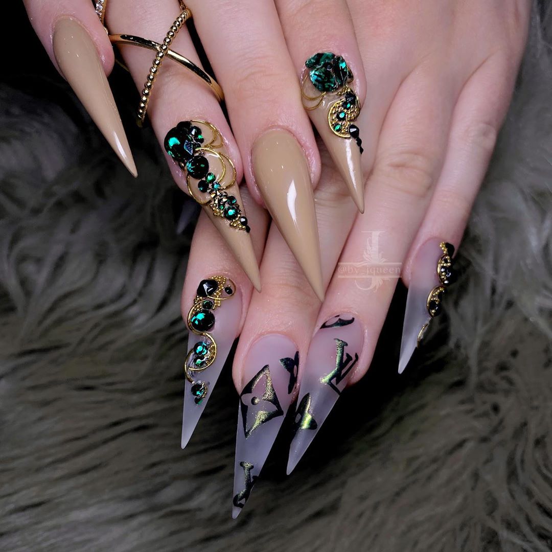 unhas stiletto minimalistas