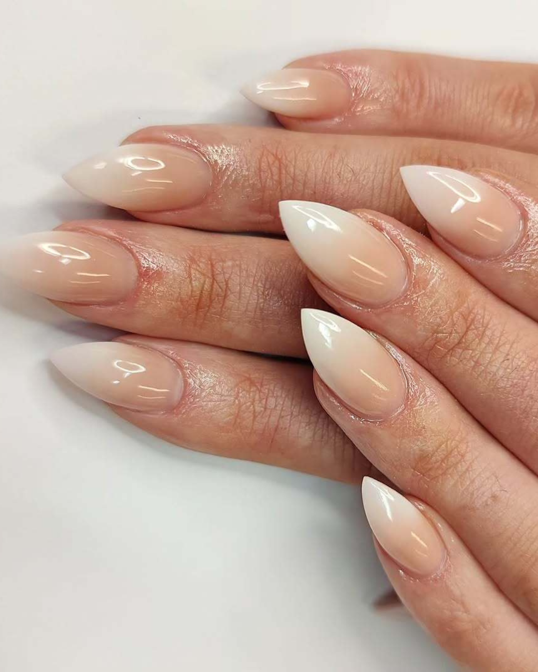 unhas stiletto coloridas