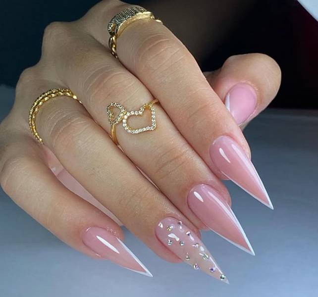 unhas stiletto minimalistas