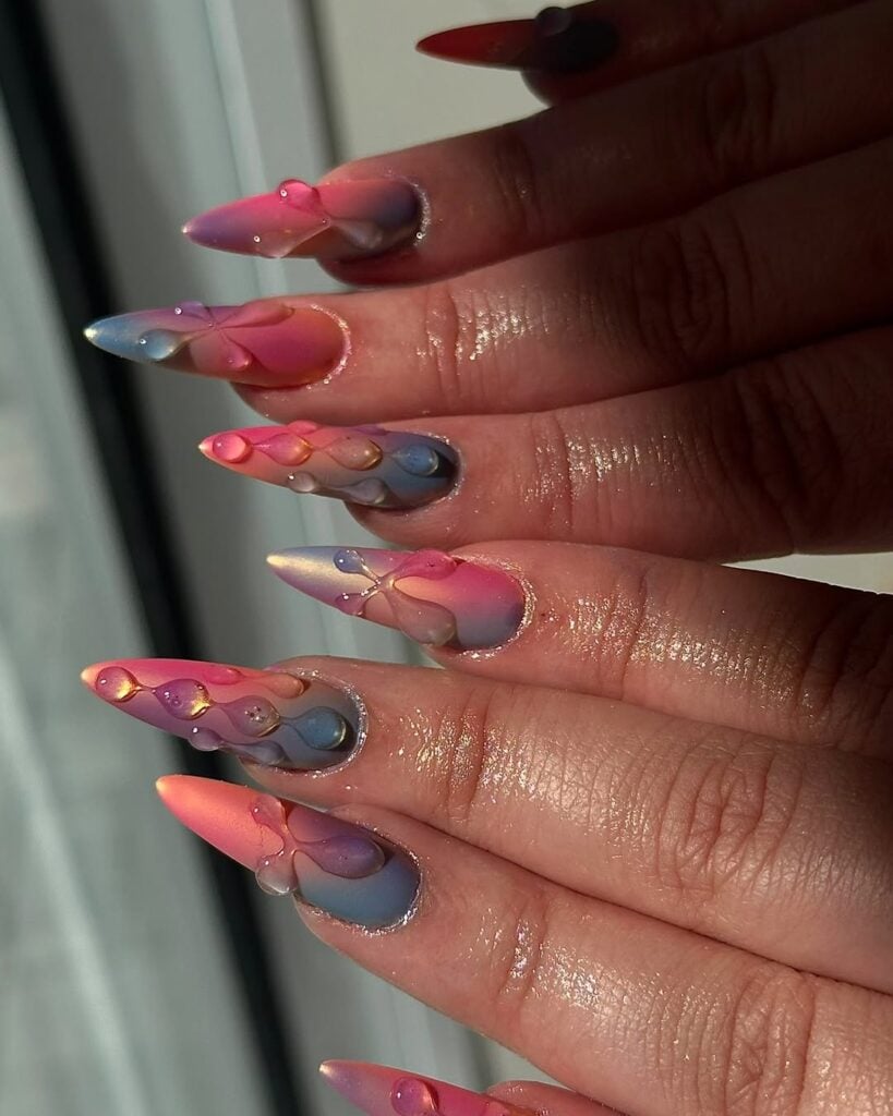 unhas stiletto com pedrarias