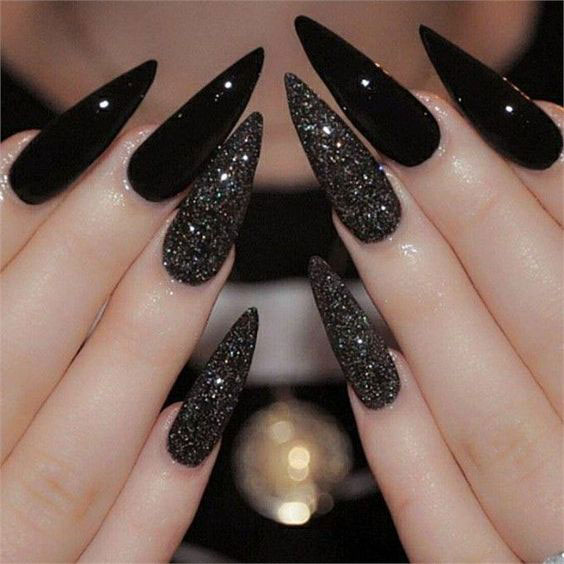 unhas stiletto cromadas