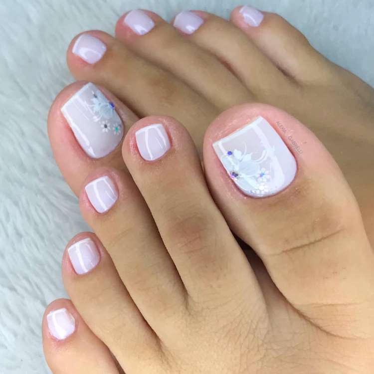 unhas do pe branco