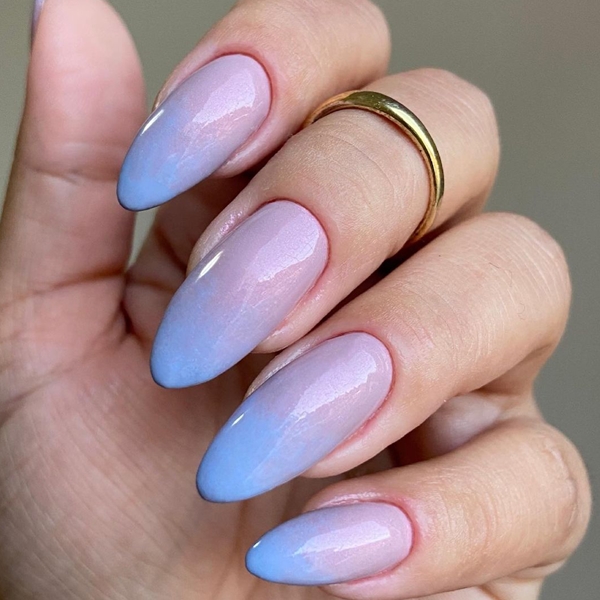 unhas em gel delicadas formato amendoado