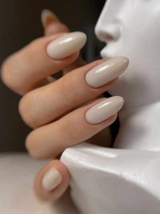 unhas em gel delicadas formato amendoado