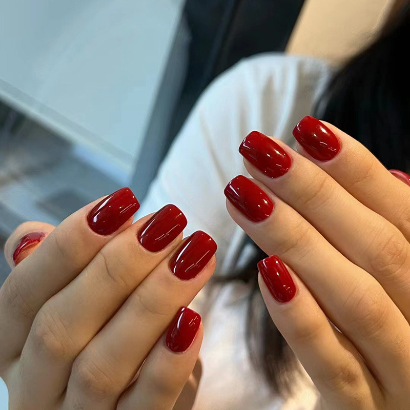 unha em gel vermelha com dourado