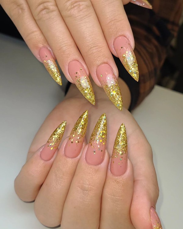 inspiração unhas encapsuladas com flores secas