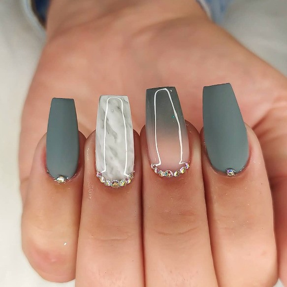 inspiração unhas encapsuladas com flores secas