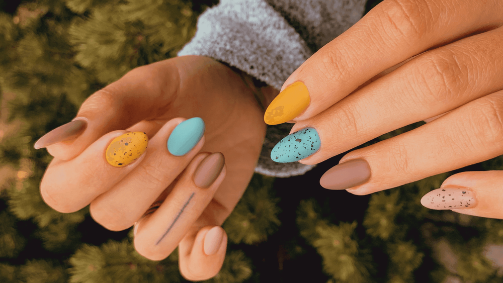 inspiração unhas encapsuladas com flores secas