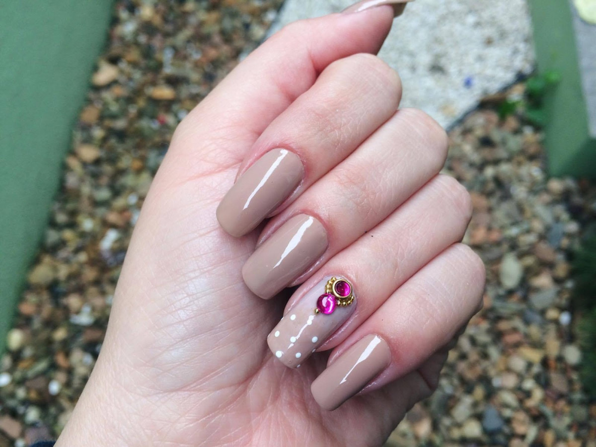 unhas nude vs unhas claras qual escolher