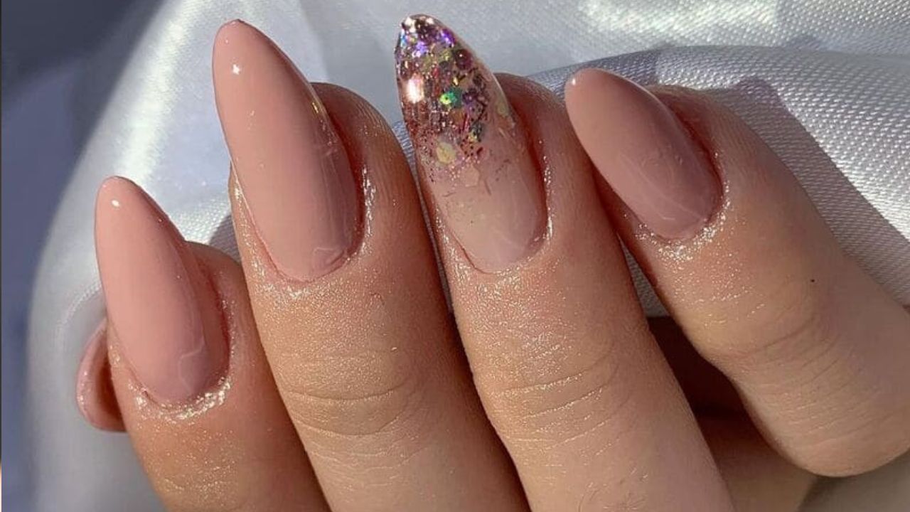 Unhas nude minimalistas