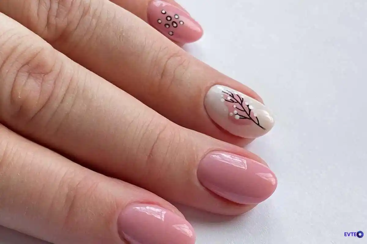 Unhas nude efeito cromado