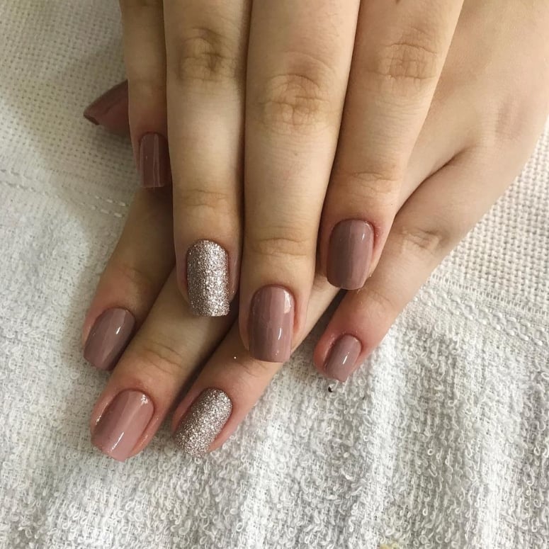 Unhas nude com dourado envelhecido