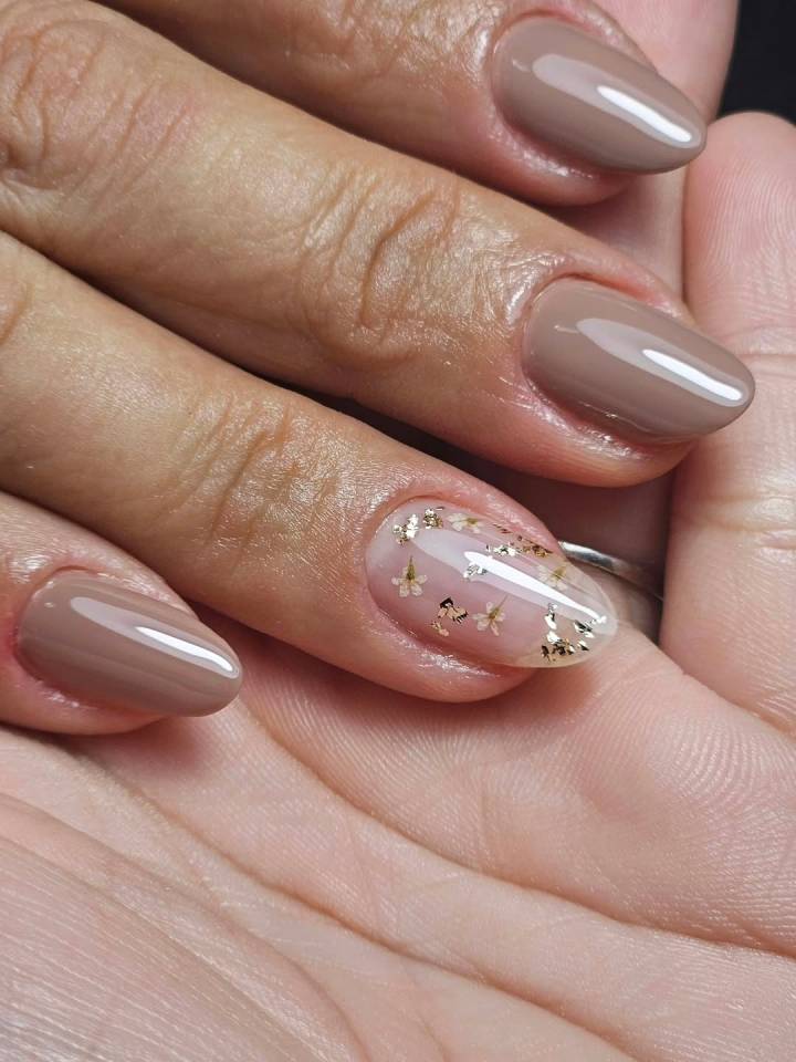 Unhas nude com traços finos