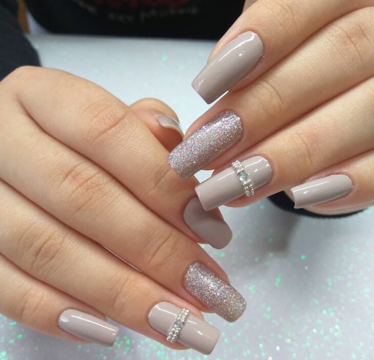 Unhas nude com traços finos