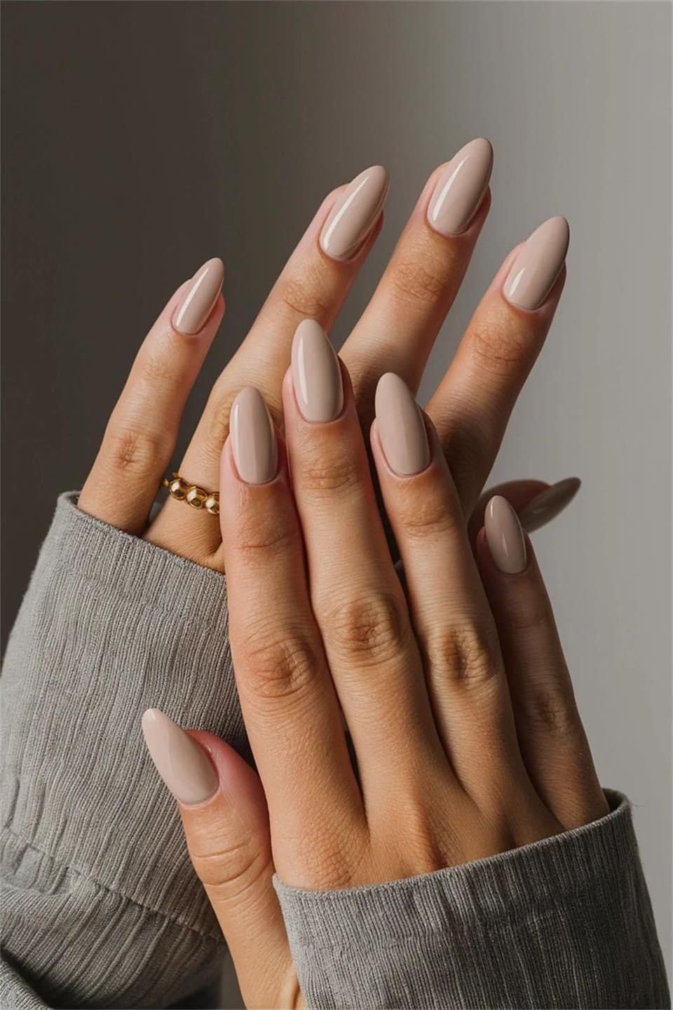 Unhas nude com adesivos delicados